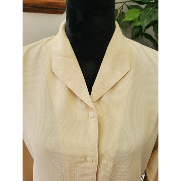 Munsingwear Women's Cream Rayon Buttons Front Long Sleeve Top Shirt Size Medium - Picture 2 of 11